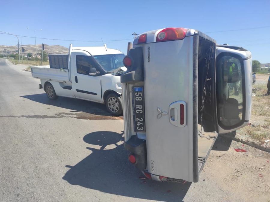 Sivas'ta İki Aracın Çarpıştığı Kazada 3 Kişi Yaralandı