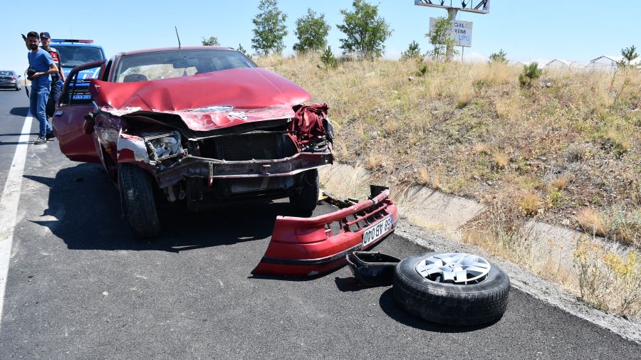  Bariyere Çarpan Otomobildeki 5 Kişi Yaralandı--Video