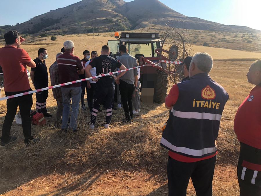 Sivas'ta Traktörle Tarım Aletinin Arasında Sıkışan Kişi Öldü