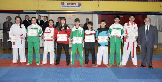 Karatecilere Katılım Belgesi Verildi